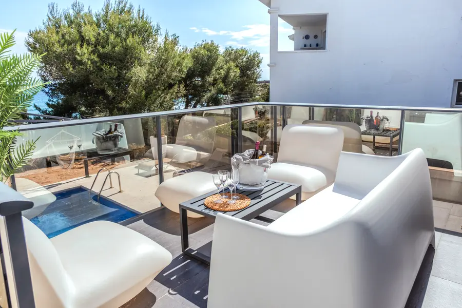 Terraza con vistas a la piscina Clauhomes